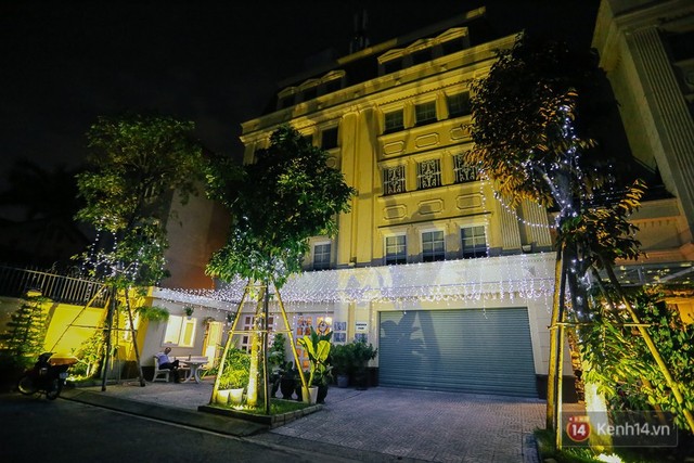 Chùm ảnh: Những chủ biệt thự ở phố nhà giàu Sài Gòn đầu tư cả chục triệu đồng trang trí Noel - Ảnh 23.