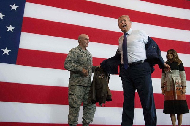 Ông Trump thay trang phục khi có mặt ở căn cứ Yokota, Nhật Bản./.