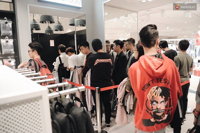 Khai trương H&M Hà Nội: Có hơn 2.000 người đổ về, các bạn trẻ vẫn phải xếp hàng dài chờ được vào mua sắm - Ảnh 25.