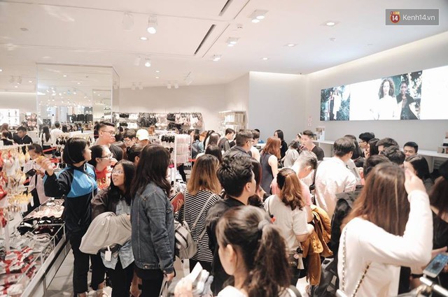 Khai trương H&M Hà Nội: Có hơn 2.000 người đổ về, các bạn trẻ vẫn phải xếp hàng dài chờ được vào mua sắm - Ảnh 26.