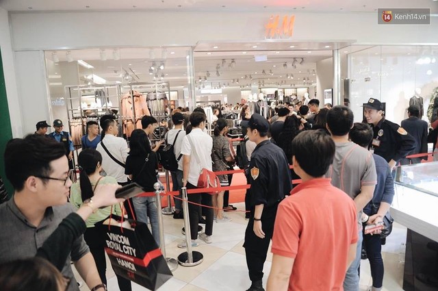 Khai trương H&M Hà Nội: Có hơn 2.000 người đổ về, các bạn trẻ vẫn phải xếp hàng dài chờ được vào mua sắm - Ảnh 27.