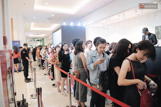 Khai trương H&M Hà Nội: Có hơn 2.000 người đổ về, các bạn trẻ vẫn phải xếp hàng dài chờ được vào mua sắm - Ảnh 28.