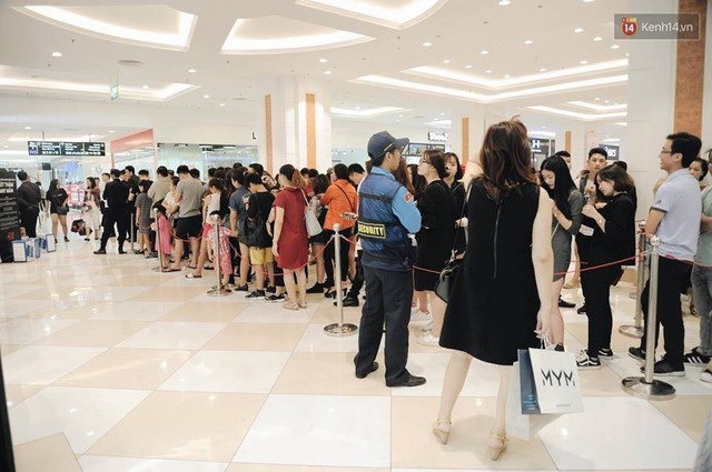 Khai trương H&M Hà Nội: Có hơn 2.000 người đổ về, các bạn trẻ vẫn phải xếp hàng dài chờ được vào mua sắm - Ảnh 29.