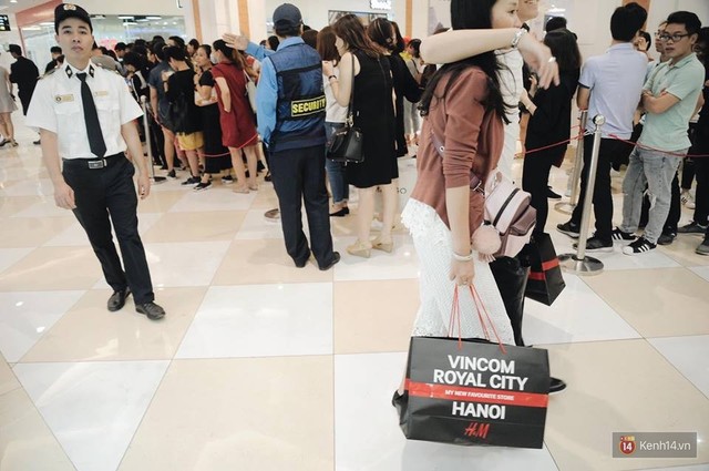 Khai trương H&M Hà Nội: Có hơn 2.000 người đổ về, các bạn trẻ vẫn phải xếp hàng dài chờ được vào mua sắm - Ảnh 30.