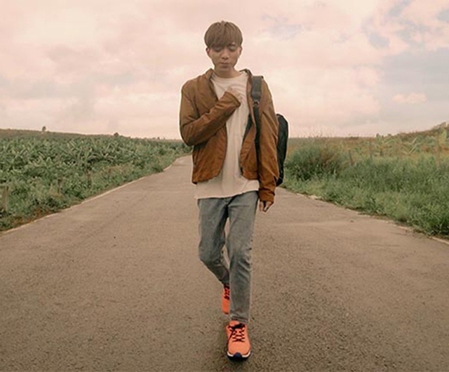 ... và Soobin đều đi Biti’s trong các MV mới nhất. Đây chẳng phải điều ngẫu nhiên đâu.