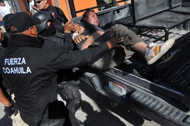 

 

Người biểu tình chặn lối vào một trạm xăng ở thành phố San Miguel, bang Totolcingo, Mexico nhằm phản đối săng tăng giá - Ảnh: Reuters.




 


 

Những người lái xe tải chặn đường cao tốc Mexico-Queretaro nhằm phản đối xăng tăng giá - Ảnh: Reuters.




 


 

Chặn đường, cướp hàng hóa, phá hoại… là vài trong số những cách người biểu tình Mexico sử dụng để phản đối việc giá xăng tăng 20% - Ảnh: Reuters.




 


 

Một người biểu tình giơ khẩu hiệu khi biểu tình ở thủ đô Mexico City. Tấm biển viết: “Không được tăng giá xăng thêm nữa” - Ảnh: Reuters.




 


 

Bảng giá xăng mới tại một trạm xăng Pemex ở Monterrey, Mexico - Ảnh: Reuters.




 


 

Nhiều trạm xăng ở Mexico đã bị người biểu tình chặn lối vào trong tuần này - Ảnh: Reuters.




 


 

Người biểu tình phản đối xăng tăng giá đang cướp hàng hóa trong một cửa hiệu ở Veracruz, Mexico ngày 4/1 - Ảnh: CNN.




 


 

Người biểu bình cướp xăng tại một trạm xăng ở Allende, Mexico, ngày 3/1 - Ảnh: CNN.

