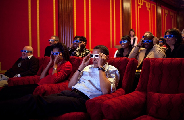 Tổng thống Obama và đệ nhất phu nhân trong bữa tiệc xem giải Super Bowl tại Nhà Trắng. Họ đang xem 1 đoạn quảng cáo 3D.