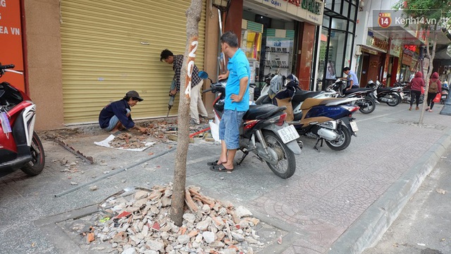 Các hộ dân đang khẩn trương tháo dỡ công trình lấn chiếm lề đường.