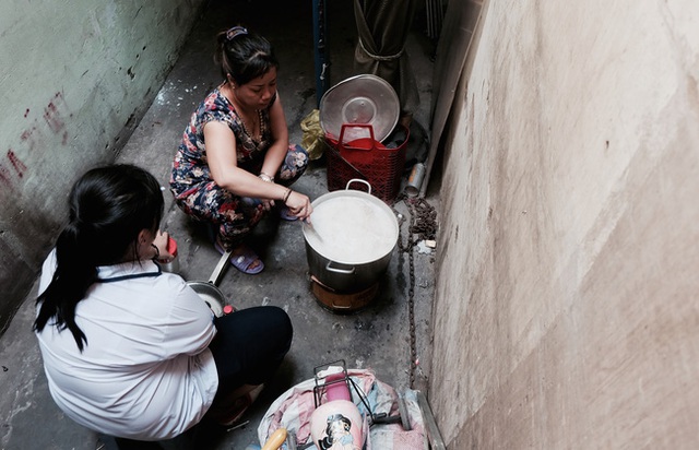 Hai mẹ con tranh thủ vừa chạy ra ngoài hẻm bán, vừa chạy vào trong nhà nấu cháo.