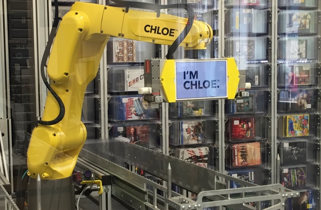Cánh tay robot Chloe tự động lựa băng đĩa cho người mua ở Bestbuy.