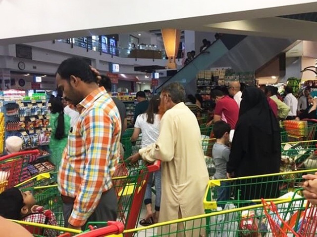 Người Qatar vội vã tích trữ thực phẩm, ồ ạt rút tiền khỏi ngân hàng - Ảnh 4.