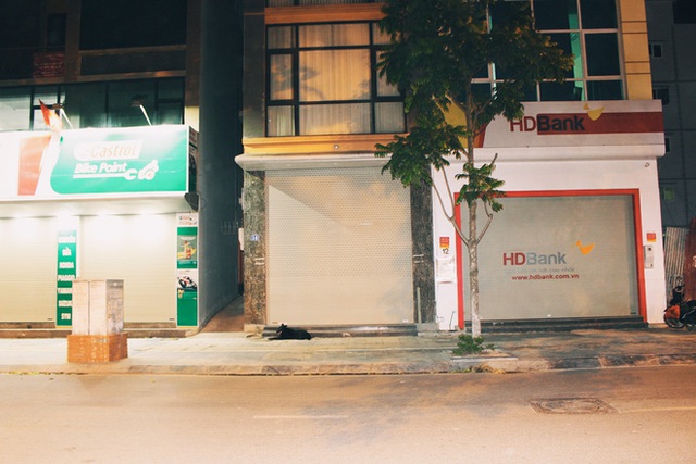 
Bên cạnh PGD HDBank trên phố Trương Công Giai (Cầu Giấy, Hà Nội) từng có một quán mỳ cay 7 cấp độ nhưng hiện tại đã đóng cửa im lìm.
