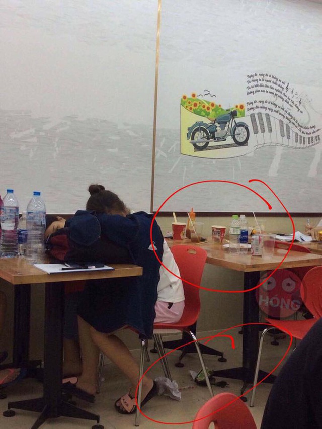 
Nhiều sinh viên nằm ngủ bất chấp tại một cửa hàng tiện lợi ở Hà Nội. Nguồn: Facebook.
