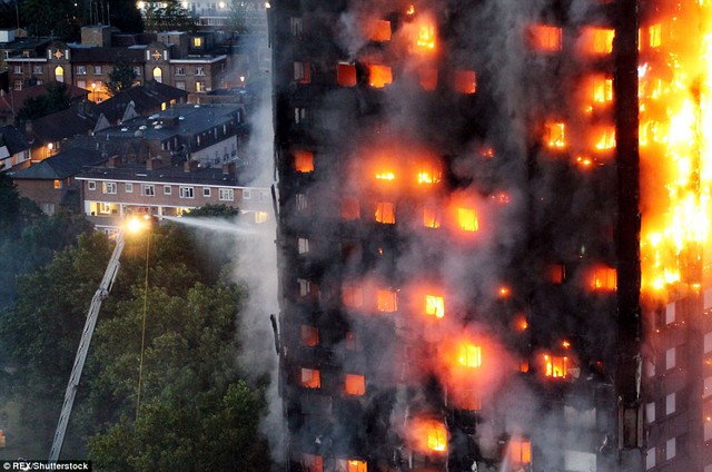 Hình ảnh người còn sống mắc kẹt bên trong tòa nhà 27 tầng bị lửa bao trùm, nhiều người được xác nhận đã chết - Ảnh 4.
