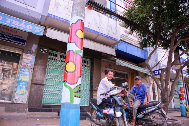 Người dân thích thú khi hơn 100 cột điện, cột đèn ở Sài Gòn bỗng nở hoa - Ảnh 4.