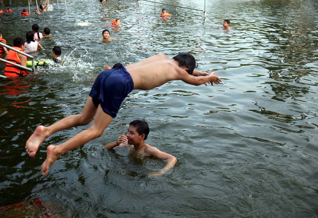 Hà Nội: Người dân góp tiền cải tạo ao làng ô nhiễm thành bể bơi khổng lồ miễn phí cho trẻ nhỏ - Ảnh 4.