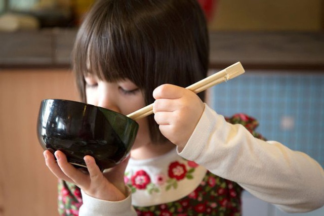 Ở Nhật Bản, ngay cả trẻ em cũng được dạy phải tiết kiệm đồ ăn thức uống.