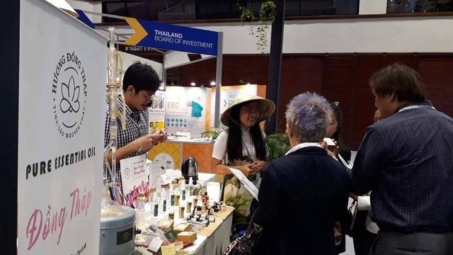 Khu trưng bày sản phẩm tinh dầu của Việt Nam nhận được sự chú ý của nhiều người tham gia triển lãm