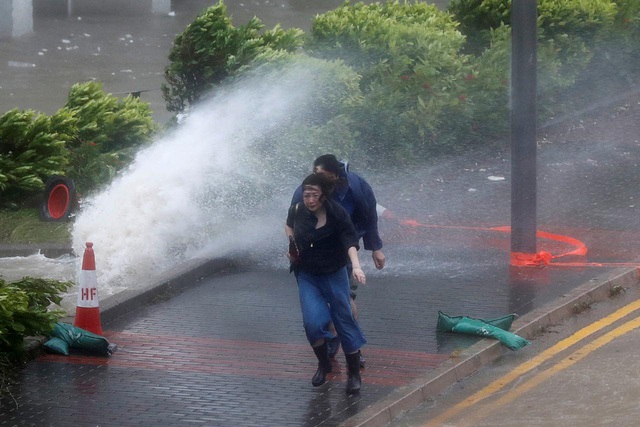 Hong Kong tê liệt vì bão Hato - Ảnh 4.