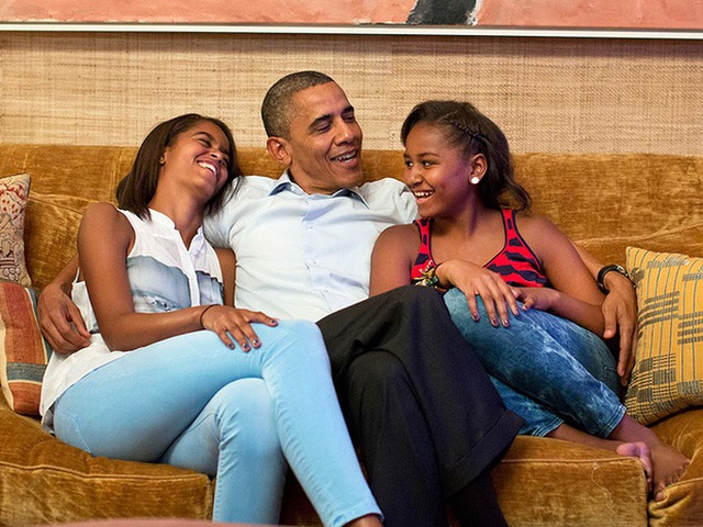 Tuy dạy con nghiêm khắc nhưng tiếng cười và niềm vui của 2 cô con gái chính là điều hành phúc nhất của ông bà Obama.