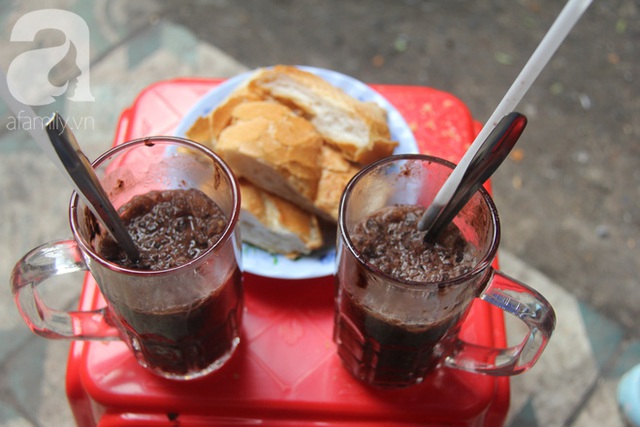 Ca cao đá chấm bánh mì, món ăn lạ lẫm nhưng hấp dẫn vô cùng.