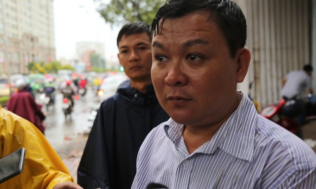 Ông Dũng - Phó giám đốc Trung tâm điều hành chống ngập nước TP.HCM chứng kiến máy bơm hút sạch nước sau 15 phút trên đường Nguyễn Hữu Cảnh.