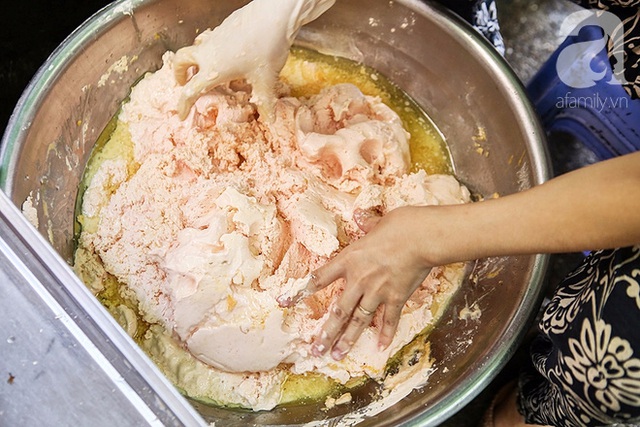 Quy trình làm bánh rán khá đơn giản, nhưng khâu trộn bột là quan trọng nhất. Bột bánh ở đây có màu hồng nhạt lạ mắt, được trộn rất mịn.