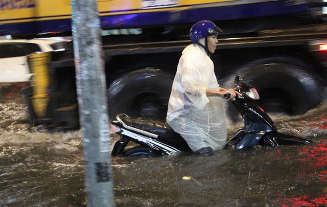  TPHCM: 1 giờ siêu máy bơm “giải cứu” đường Nguyễn Hữu Cảnh trong cơn mưa lớn nhất mùa - Ảnh 4.