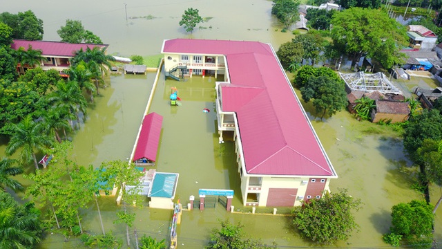 Trường mầm non xã Nam Phương Tiến sau 5 ngày nước vẫn ngập lên tầng 2.