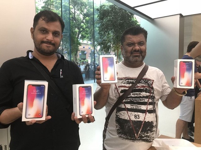 Anh Zuber Jusabbhai tới từ Ấn Độ, đã chi hẳn số tiền bằng nửa giá trị chiếc iPhone X 256GB cho vé máy bay để đến Singapore