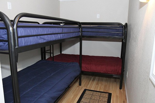 Giường tầng được tận dụng có thể đủ cho 4 người lớn.