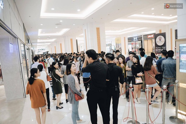 Khai trương H&M Hà Nội: Có hơn 2.000 người đổ về, các bạn trẻ vẫn phải xếp hàng dài chờ được vào mua sắm - Ảnh 4.