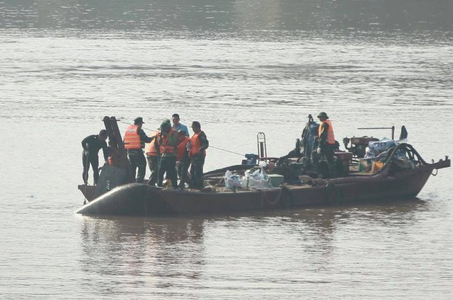 Hà Nội: Trục vớt thành công quả bom dài 2m ở chân cầu Long Biên - Ảnh 4.