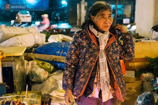 Chuyện tình đi bộ ngược chiều của vợ chồng già ve chai 30 năm sống dưới chân đường sắt trên cao ở Hà Nội - Ảnh 4. Chuyện tình đi bộ ngược chiều của vợ chồng già ve chai 30 năm sống dưới chân đường sắt trên cao ở Hà Nội - Ảnh 4.