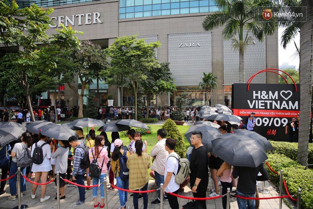 Năm 2017, chỉ khi Zara nắm tay H&M về Việt Nam, người Việt mới có những ngày xếp hàng và mua sắm bùng nổ đến vậy - Ảnh 4.