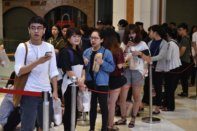 Khai trương H&M Hà Nội: Có hơn 2.000 người đổ về, các bạn trẻ vẫn phải xếp hàng dài chờ được vào mua sắm - Ảnh 31.