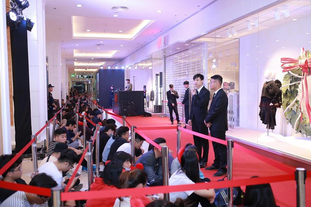 Khai trương H&M Hà Nội: Có hơn 2.000 người đổ về, các bạn trẻ vẫn phải xếp hàng dài chờ được vào mua sắm - Ảnh 32.