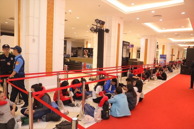 Khai trương H&M Hà Nội: Có hơn 2.000 người đổ về, các bạn trẻ vẫn phải xếp hàng dài chờ được vào mua sắm - Ảnh 33.