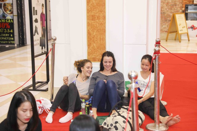 Khai trương H&M Hà Nội: Có hơn 2.000 người đổ về, các bạn trẻ vẫn phải xếp hàng dài chờ được vào mua sắm - Ảnh 37.