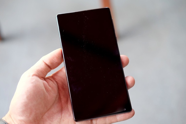 Xiaomi Mi Mix khi tắt màn hình sẽ mang lại vẻ đẹp gần như hoàn hảo, mặc dù phải hi sinh nhiều thứ khi không có phần viền phía trên màn hình.