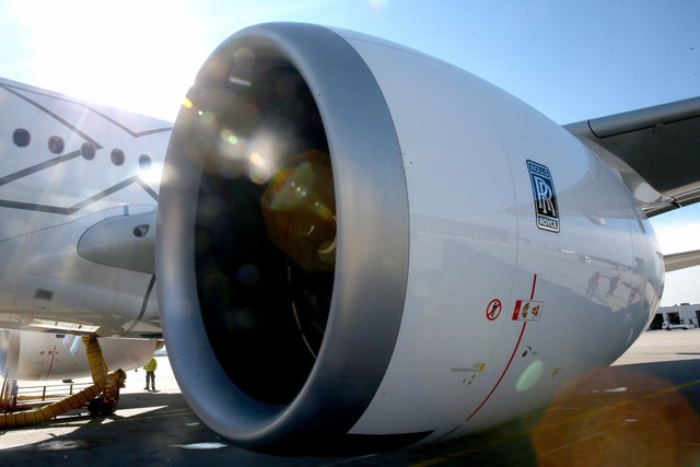 
Động cơ Trent XWB của Rolls-Royce nằm dưới cánh một chiếc máy bay. Biểu tượng gắn trên thân những chiếc động cơ phản lực cũng giống biểu tượng trên những chiếc xe siêu sang của nhà sản xuất này. Ảnh: Getty

