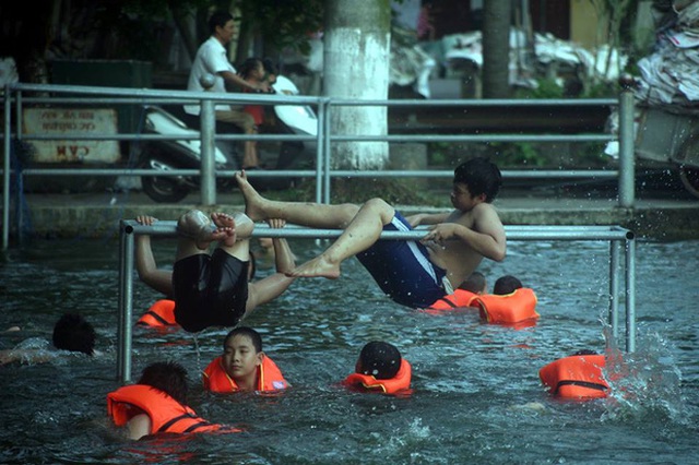 Hà Nội: Người dân góp tiền cải tạo ao làng ô nhiễm thành bể bơi khổng lồ miễn phí cho trẻ nhỏ - Ảnh 5.