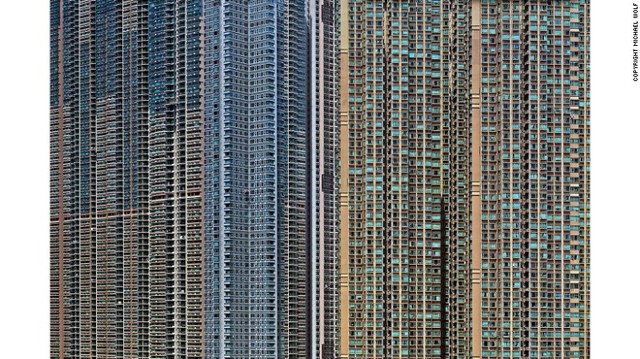 Khi chụp gần, những tòa nhà ở Hồng Kông trông chẳng khác gì bảng vi mạch điện tử