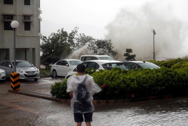Hong Kong tê liệt vì bão Hato - Ảnh 5.
