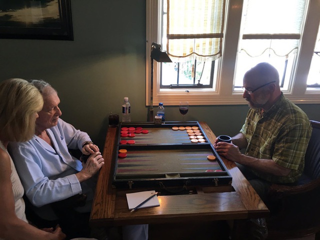 Hình ảnh hiếm hoi của David (bên phải). Cả gia đình Hefner đang chơi cờ backgammon (cờ thỏ cáo), Maston là người chụp ảnh, bên trái là chị cả Christie và người cha Hefner của họ.