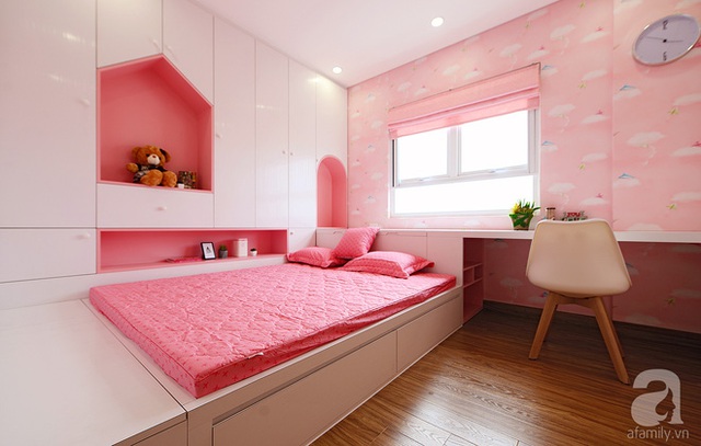 Phòng ngủ của bé với những khoảng giấy dán tường màu hồng.