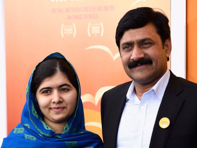 Tuy nhiên, năm 2012, Malala bị bắn bởi một thành viên Taliban vì dám đến trường. Viên đạn suýt chút nữa găm thẳng vào não cô gái 14 tuổi. Vụ việc không khiến Malala cảm thấy sợ hãi mà ngược lại, cô còn tích cực hoạt động để bảo vệ quyền được đi học của trẻ em gái trên khắp thế giới.