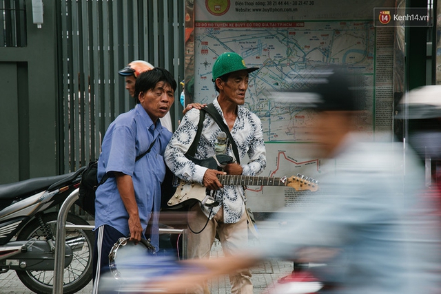 Chuyện Tám mù hát rong - Người cha lang thang khắp Sài Gòn bán tiếng ca, kiếm tiền chữa trị đôi mắt cho con gái - Ảnh 6.