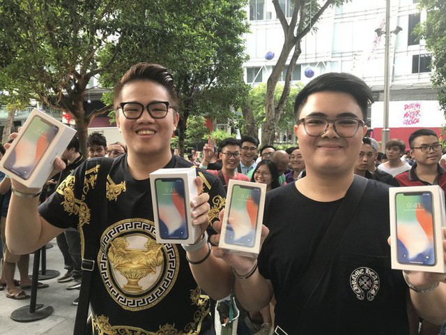 Kittiwat Wang và Supakorn Rieksiri, tới từ Thái Lan đang rất hớn hở khi được cầm trên tay iPhone X