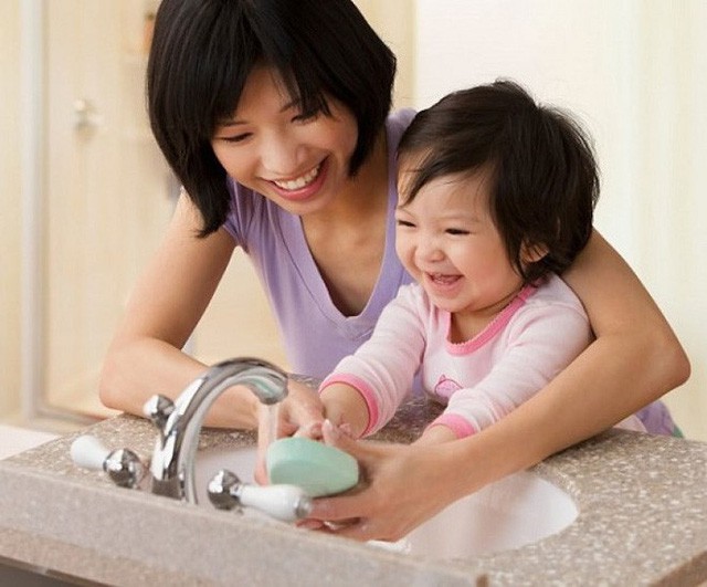 Để phòng bệnh cảm cúm, chúng ta cần thường xuyên rửa tay bằng xà phòng diệt khuẩn...
